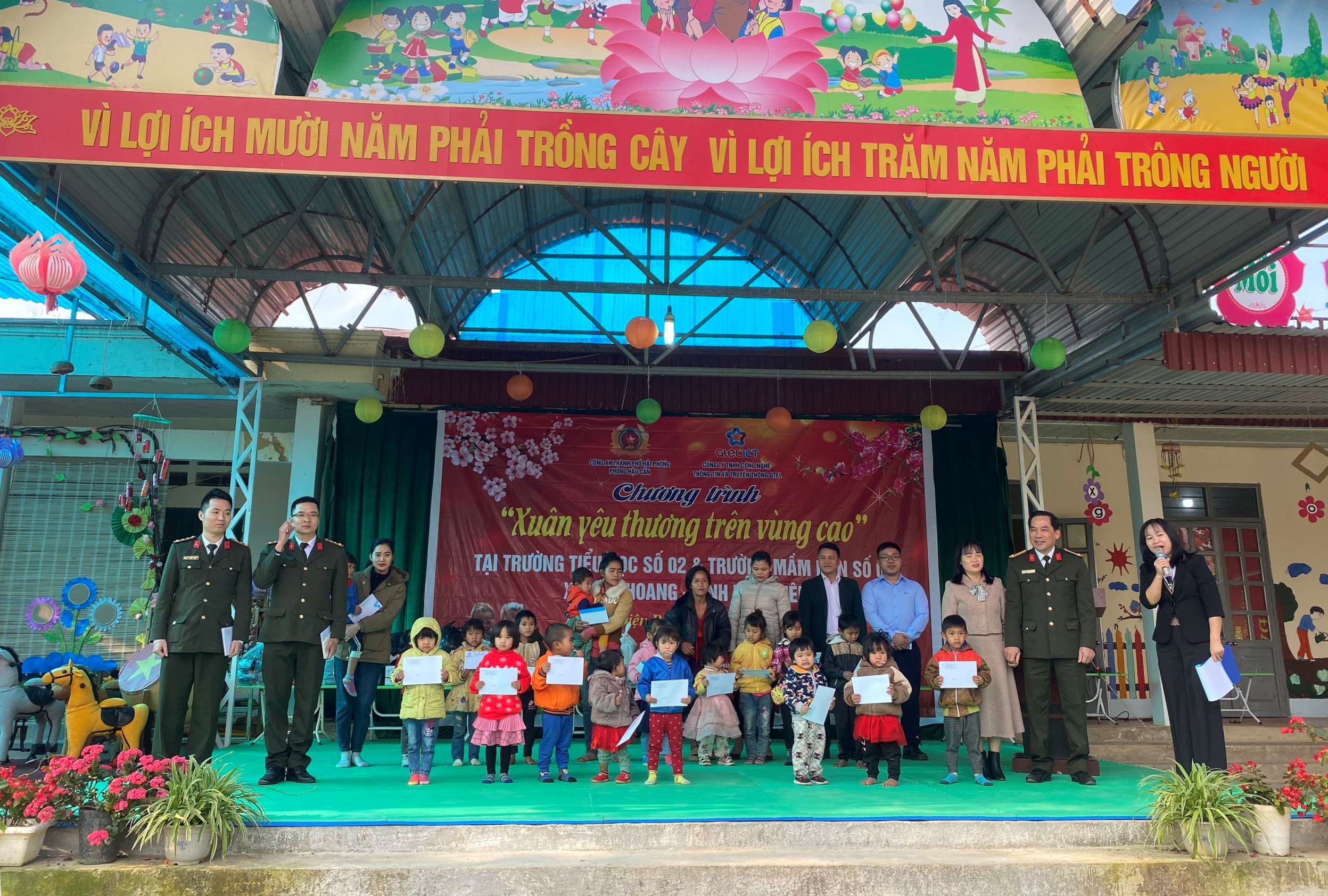 Phòng Hậu cần -CATP: Trao quà tặng cho trường Tiểu học và trường Mầm non số 2, xã Pá Khoang, tỉnh Điện Biên